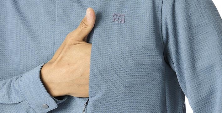 目立たないコンシールファスナーを使った奥行きのある胸ポケット