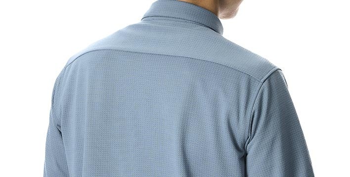 ニット生地が伸びるためタックを入れずにだぶつきを抑えた背面