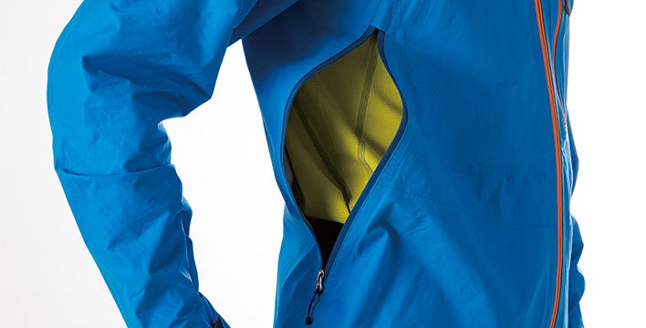 衣服内の蒸れを一気に解放できるベンチレーション付き（※画像はセルリアンブルー）