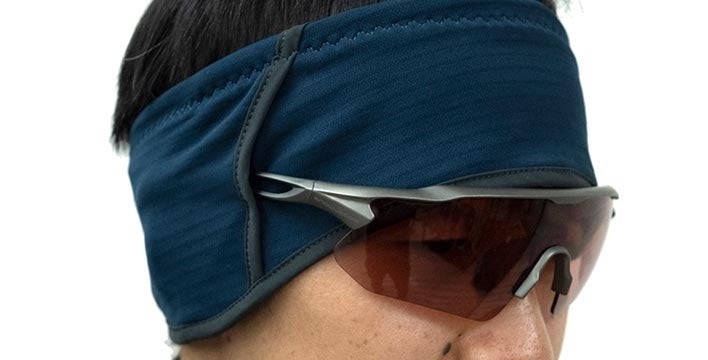 サングラス使用時にテンプル（つる）を差し込めるスリット。