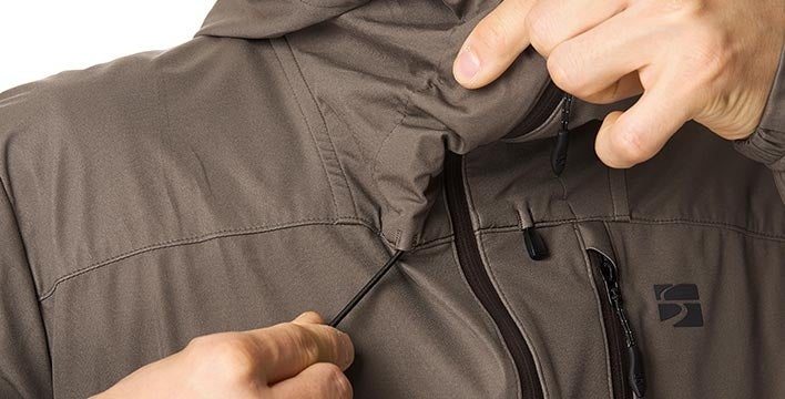 フードのフィット感を調整できるドローコード