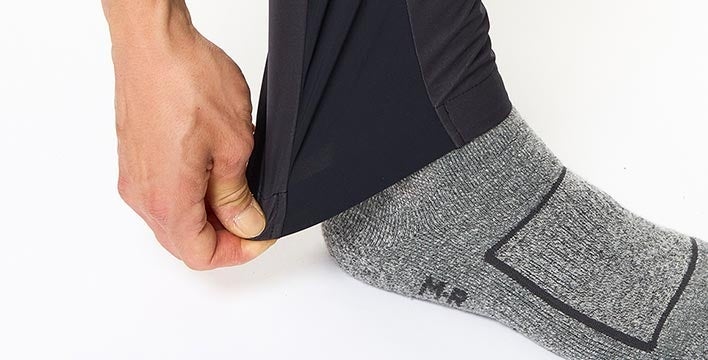 登山靴やブーツの上にも被せやすいニットパネルを配した足口