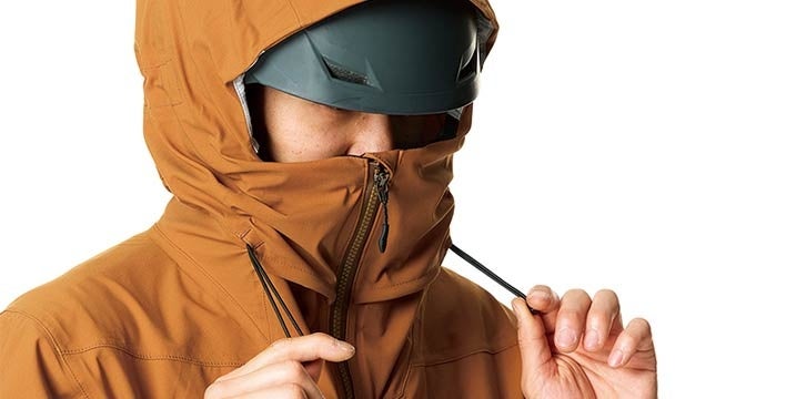 アジャスター付きヘルメット対応フード。後頭部付近には音抜き穴もあり