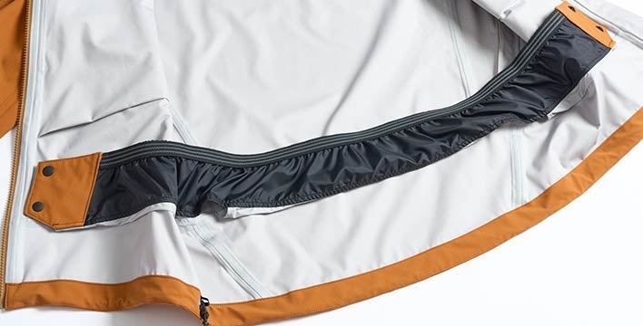 雪の浸入を防ぐパウダースカート