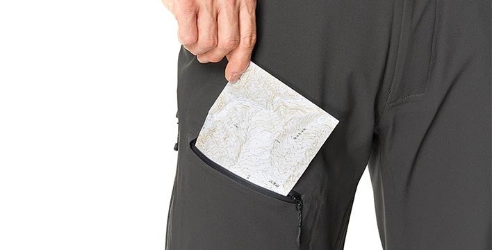 地図などの収納に便利な大腿部のポケット（パンツ・ビブ共通）