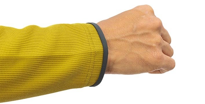 濡れやすい袖口部分を高密度撥水ニットでガード