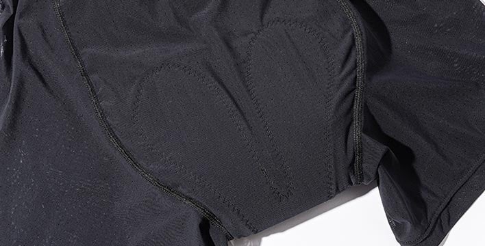 スポーツバイクに合わせたパッド形状