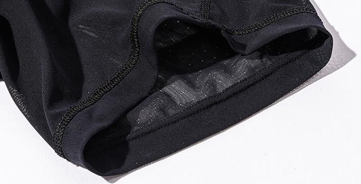 外側へ折り返すことで肌のトラブルを軽減するフラットな縫製仕様