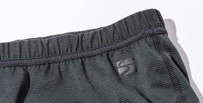 表へと折り返す縫製仕様でウエスト部のストレスを軽減（ショーツ）