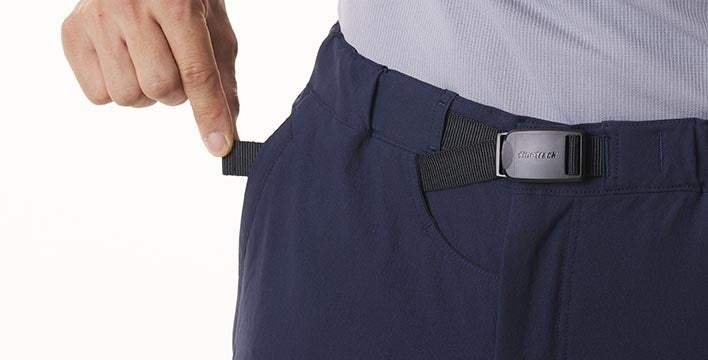 ベルトを末端に差し込める右ポケット（※画像はネイビー）