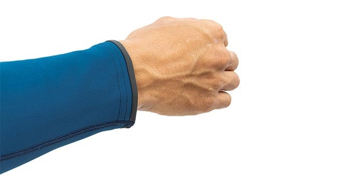 袖口を高密度撥水ニット生地でガード