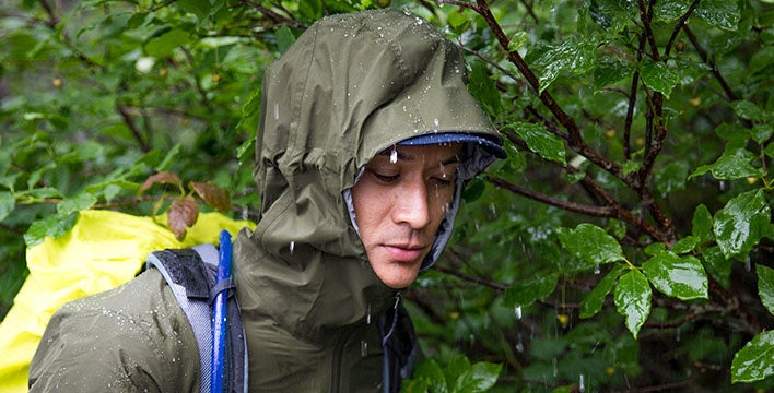 ツバ部分に形状保持プラスチックを採用したフード。