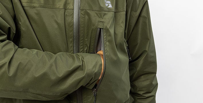 大型のフロントポケット（左胸に1つ）を装備