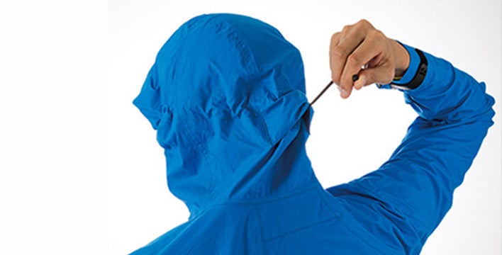 ワンハンドでフィット感を調整できるドローコード（※画像はセルリアンブルー）