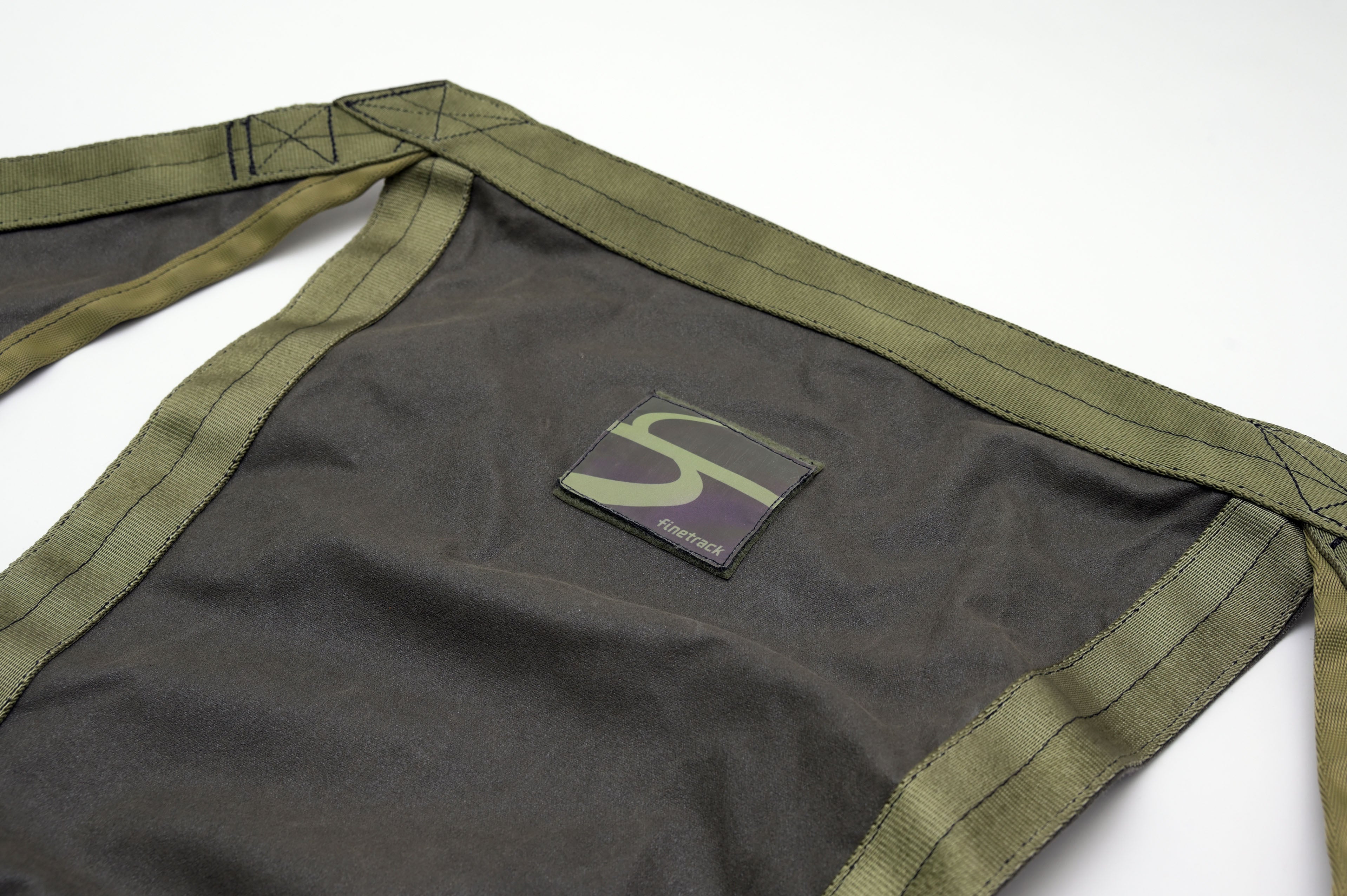 再帰反射タイプのロゴマークは取り外しが可能