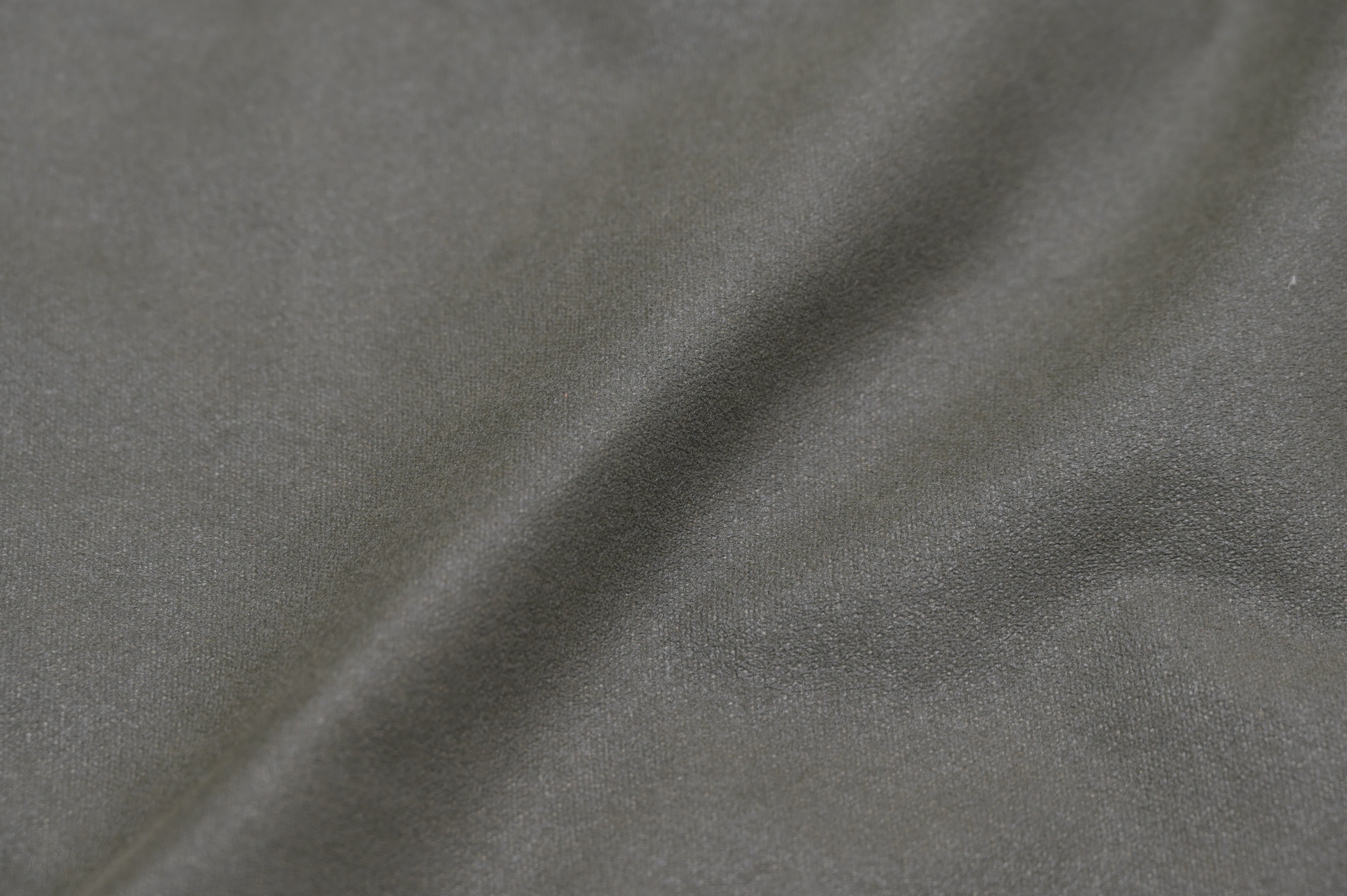 難燃・防水・強度など、火災現場で求められる機能を備えた素材を採用