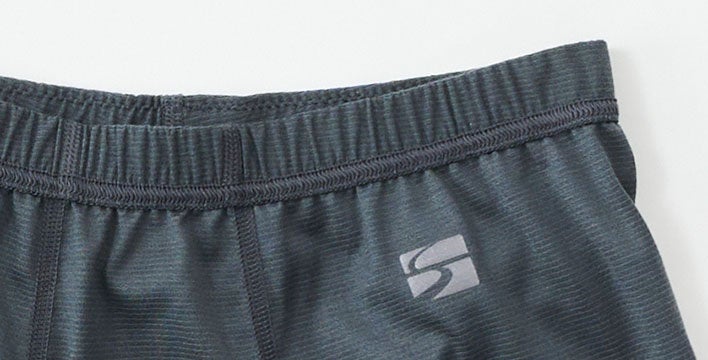 表へと折り返す縫製仕様でウエスト部のストレスを軽減（ハーフタイツ）