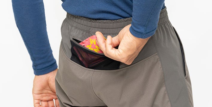 腰後方に小物の収納に便利なファスナー付きポケット