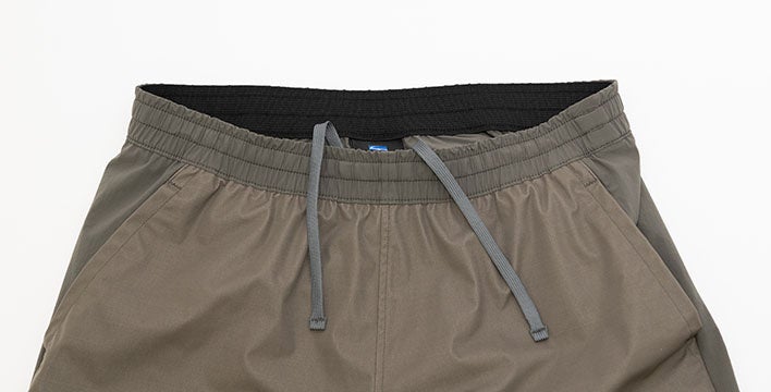 ウエスト内側はフラットな肌あたりでストレスフリーな幅広ゴム