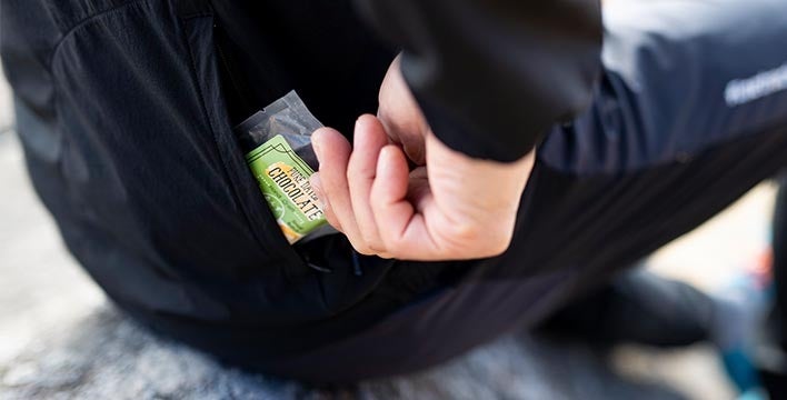 右後ろ裾部分にファスナー付きマルチポケット（※画像はブラック）