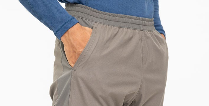 両腰にハンドウォーマーにもなる裏地を配したポケット（ファスナーなし）