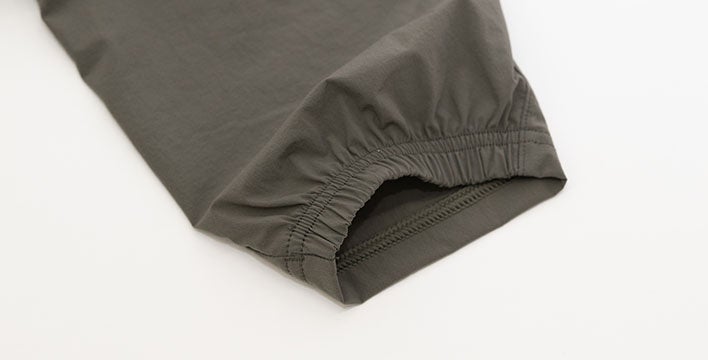 足さばきを邪魔しない裾のシャーリング仕様