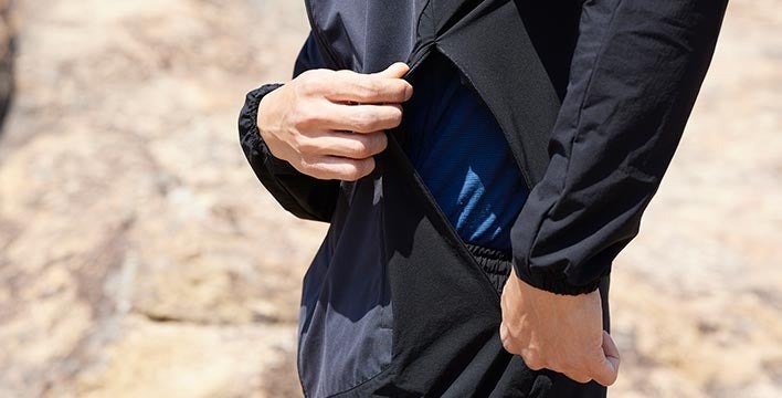 ウエア内の蒸れを一気に開放できるベンチレーター（※画像はブラック）