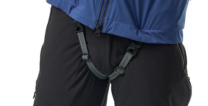 ジャケットのずり上がりを軽減するパウダーハーネスを装備