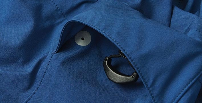 フード後方に、後ろからの音を聞きやすくする音抜き穴を配置