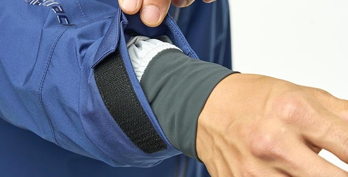 衣服内の温かい空気を逃がさず、外部からの水や雪の浸入を軽減する袖口のダブルカフ