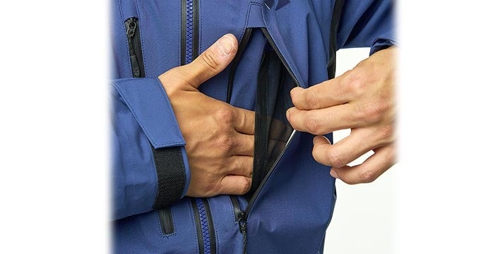 アクセスしやすい大型の胸ポケット。内部にメッシュポケット付き