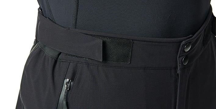 腰回りがゴワつきにくいウエスト調整部