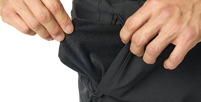 温かい起毛素材を使用した左右のハンドポケット