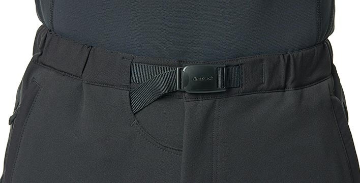 ベルト末端を右ポケットに差し込みすっきりと収納可能