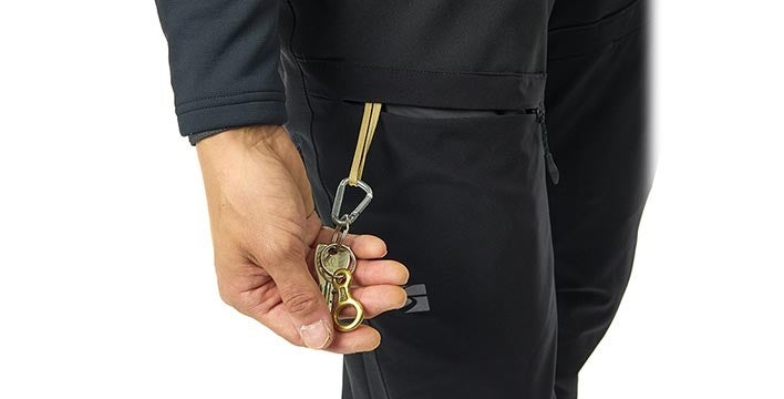 左右の大腿部ポケット内部にはキーループ付き