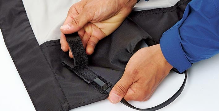 ブーツ底ベルトの長さを調整するアジャスタ機構（ゲイター内部に格納）