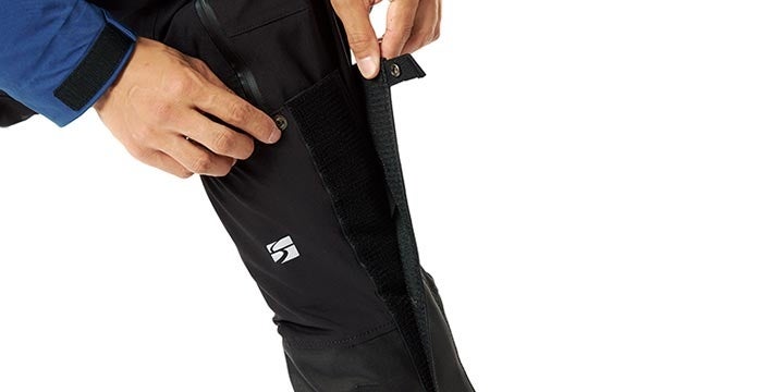 重なり具合をずらすことでフィット感が調整できる幅広のフロント面ファスナー