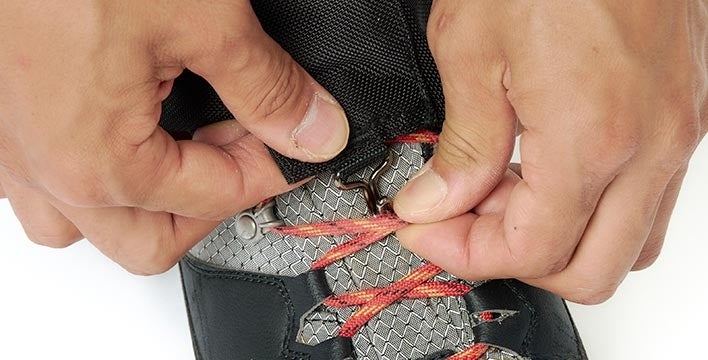 装着時の外れにくさを考えた内側から引っ掛ける仕様のフック