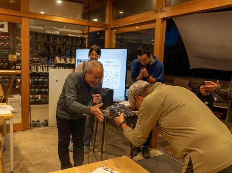 金山代表から商品授与