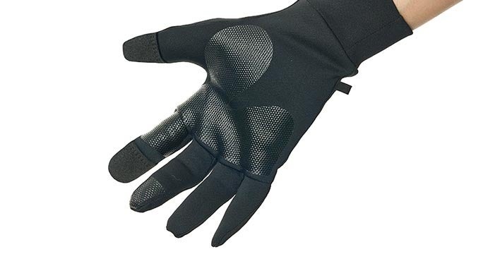 指先とパーム部分に操作性の良いしなやかなハイグリップ素材を採用