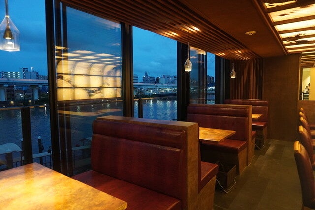 夜景の見えるテーブル席