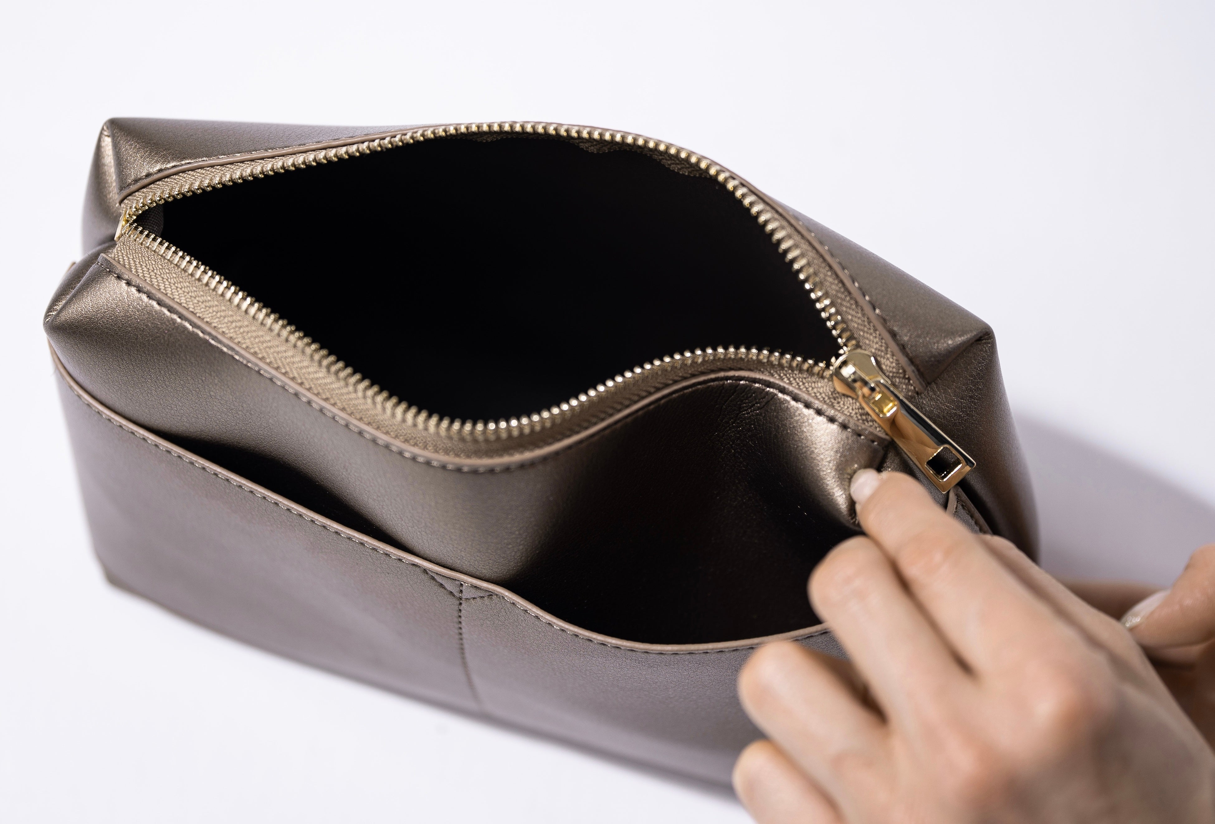 大きめのポーチ付きで整理整頓可能。 ポーチの小さなポケットは意外に？！使い勝手◎！