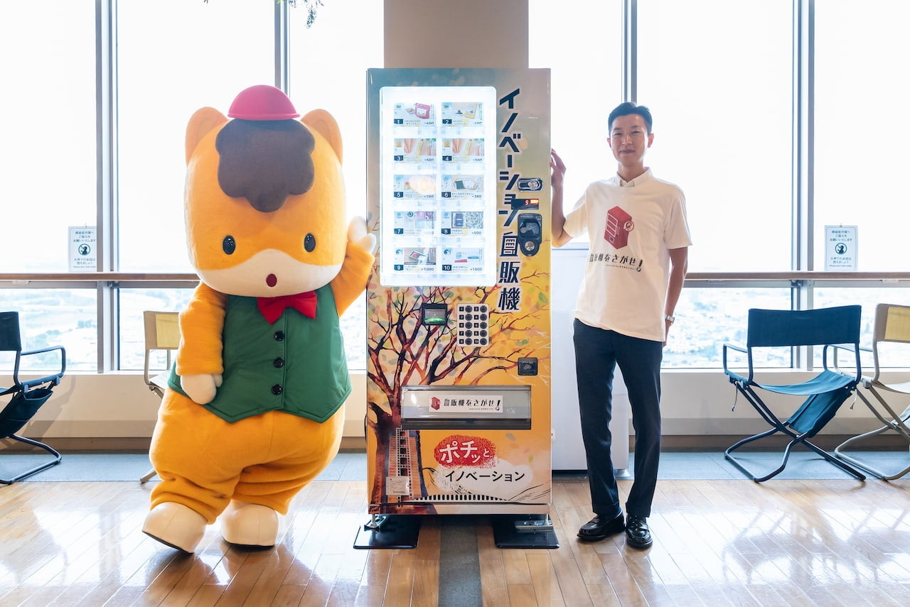 ポーズを決めるぐんまちゃん（左）／発起人である株式会社駐車場をさがせ 代表取締役：船越谷尚彦さん