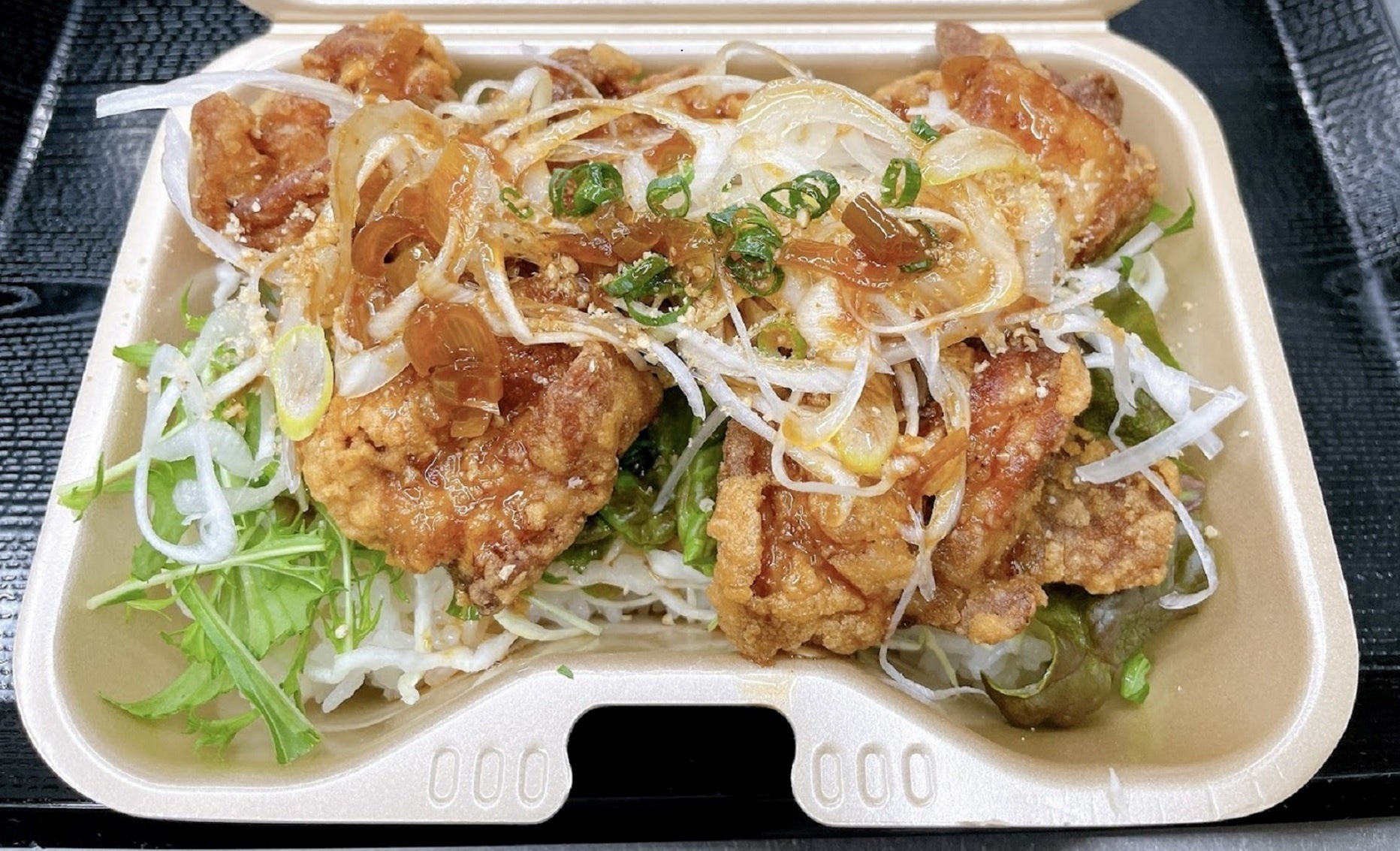 「鶏からとネギのピリ辛ソースがけ丼」680円