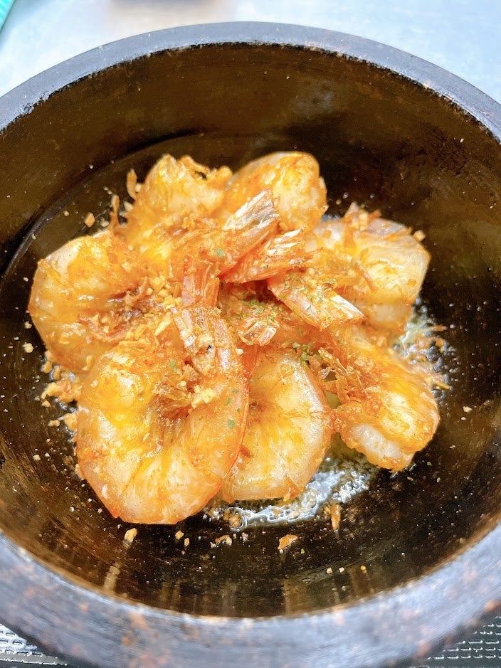 「石焼ガーリックシュリンプ」980円]