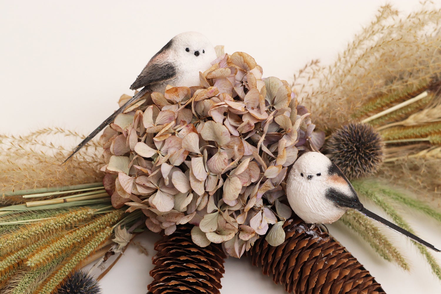 展示物（ドライフラワーとシマエナガオブジェ）