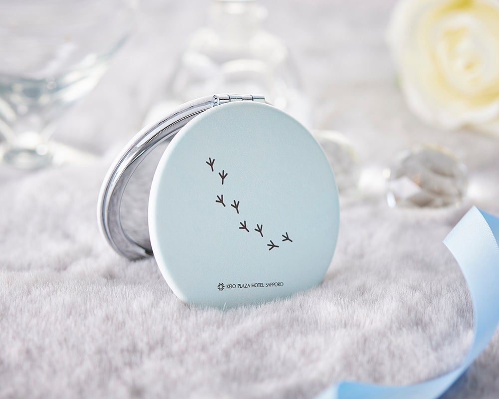 裏面：雪面に残るシマエナガの足跡をイメージ