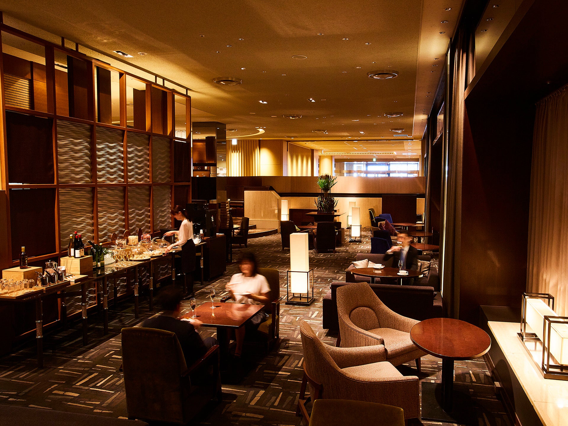 ホテルメイドのスイーツや北海道産のワインが楽しめるクラブラウンジ