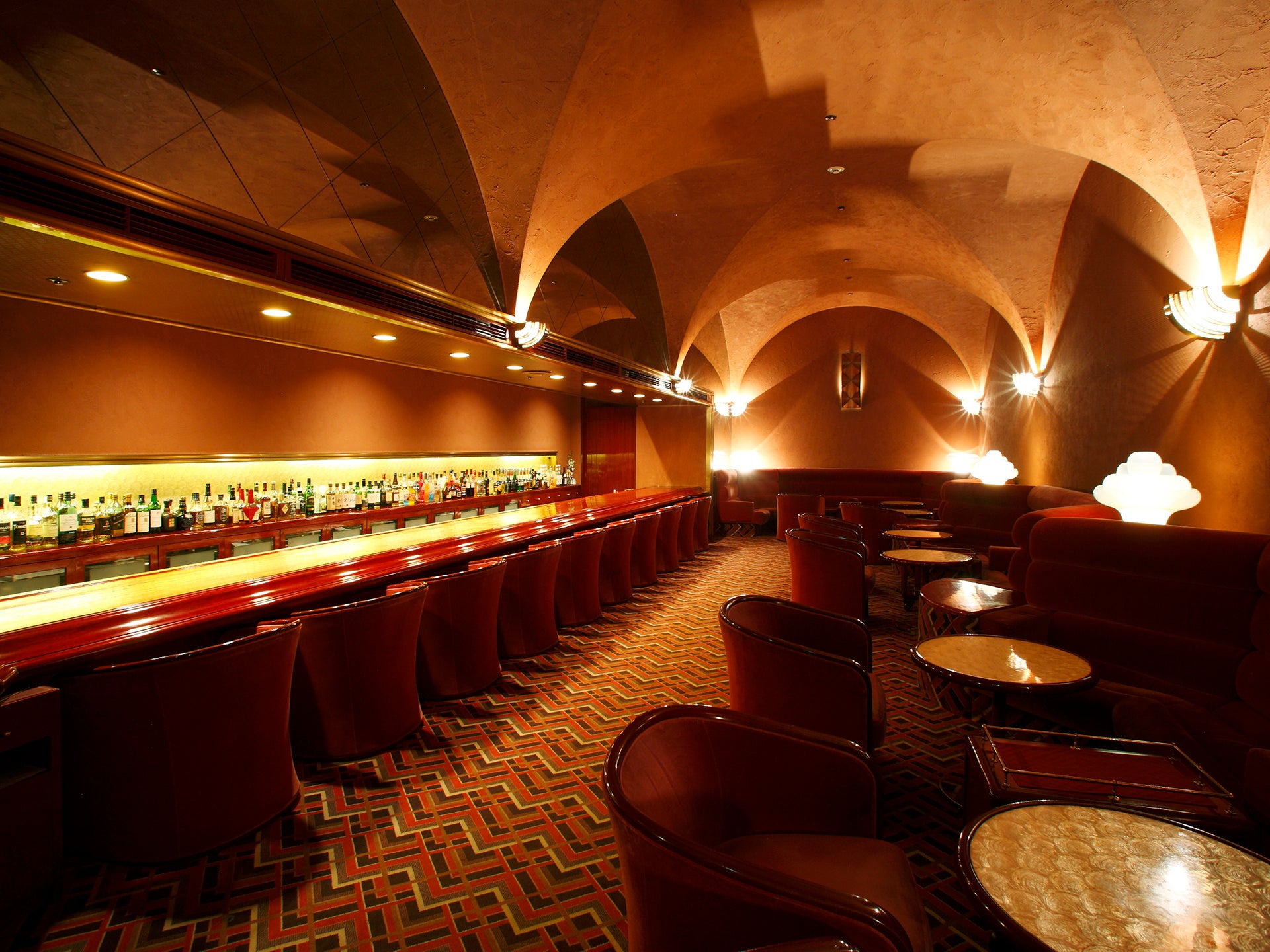 落ち着いた空間とバーテンダーの