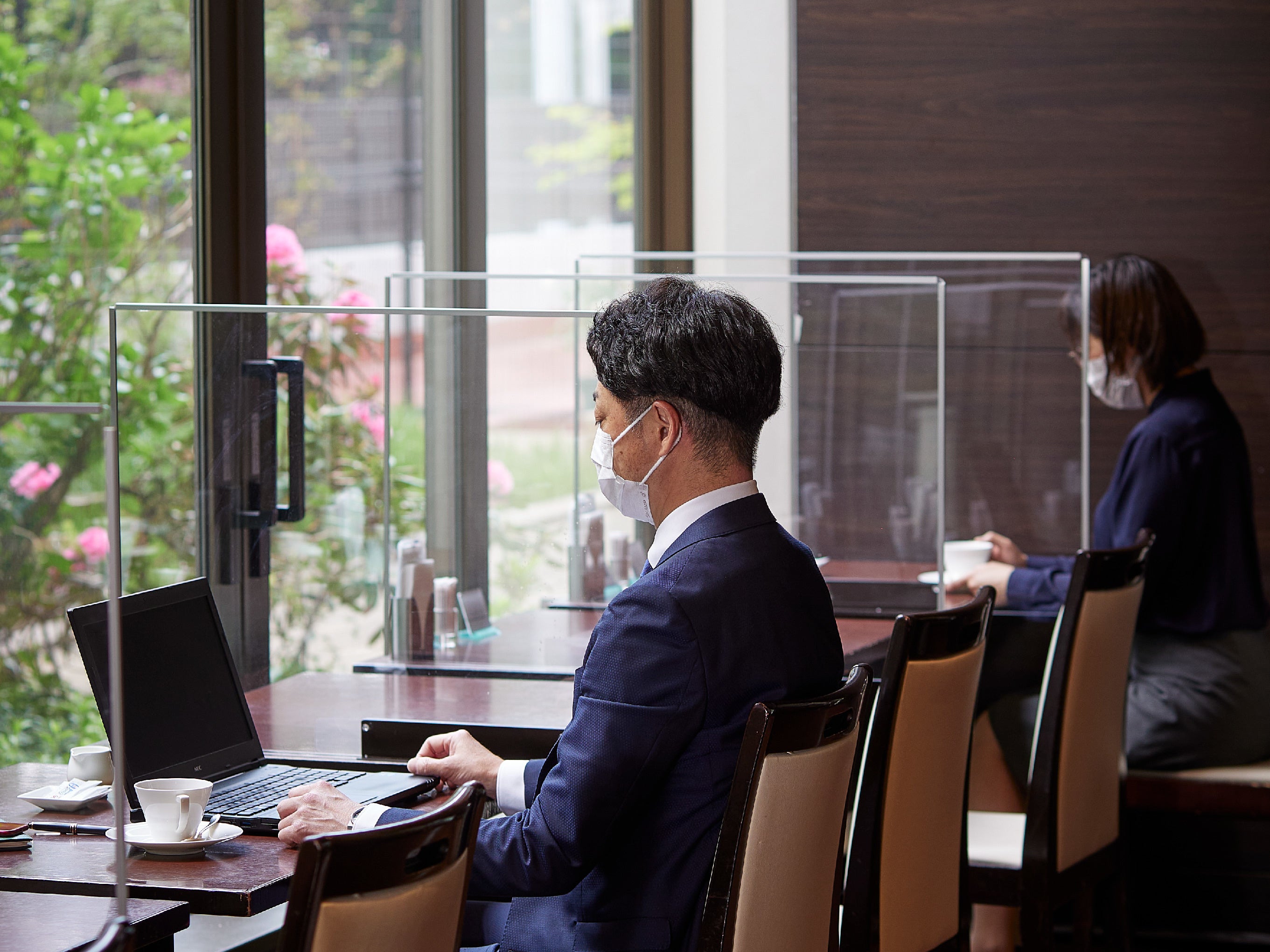 読書やリモートワークなど思い思いの過ごし方でリラックスしたひとときを